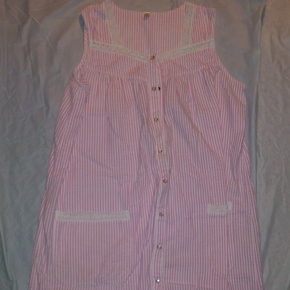 Vintage pink sleeveless snap front robe